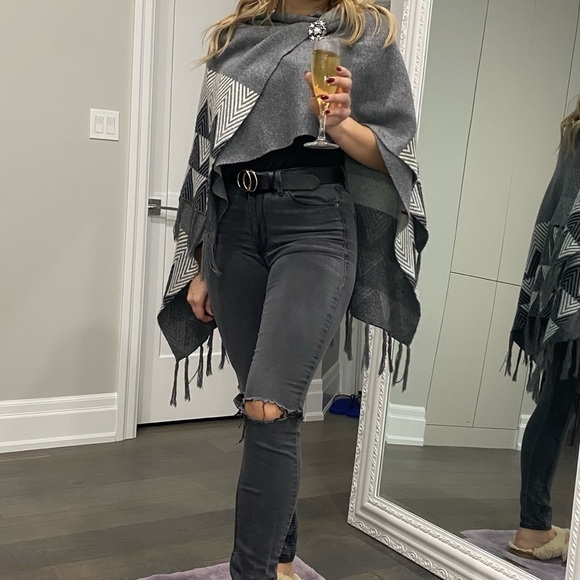 ✨Aritzia Large Cozy Grey Plaid Poncho​​​​​ - Picture 6 of 6